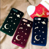 Funda para iPhone con remaches metálicos, diseño de terciopelo, rojo, verde, azul, estrellas, luna y cielo nocturno.